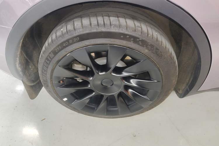 Used Tesla Model Y 2024 Long-Range All-Wheel-Drive Version Right Rear Wheel Hub