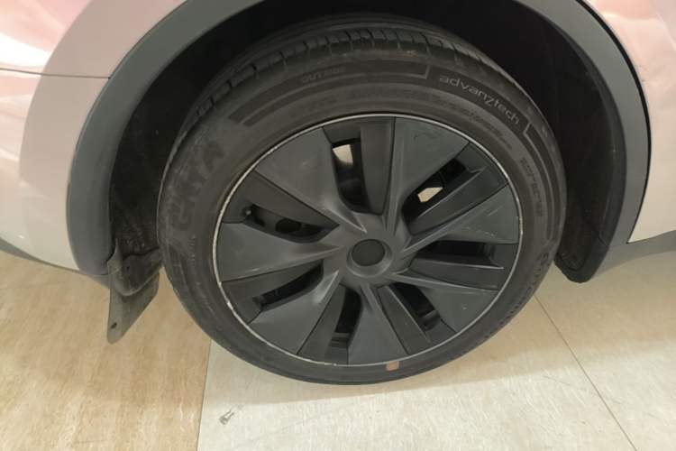 Used Tesla Model Y 2024 Long-Range All-Wheel-Drive Version Right Rear Wheel Hub