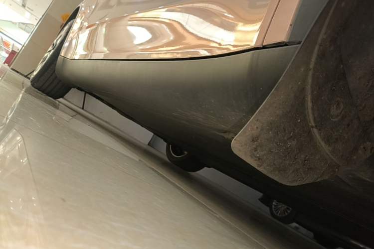 Used Tesla Model Y 2024 Long-Range All-Wheel-Drive Version Right Side Sill