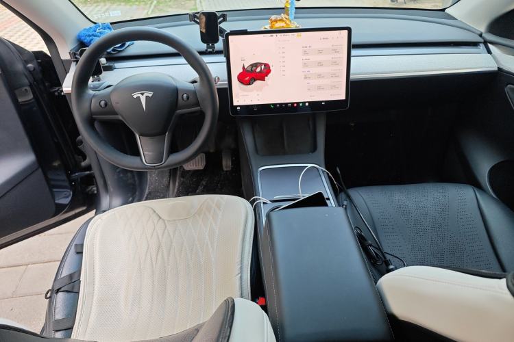 Used Tesla Model Y 2024 Long-Range All-Wheel-Drive Version Center Console