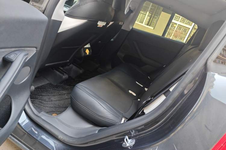 Used Tesla Model Y 2024 Long-Range All-Wheel-Drive Version Left Rear Seat