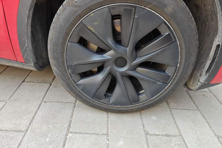 Used Tesla Model Y 2024 Long-Range All-Wheel-Drive Version Right Front Wheel Hub