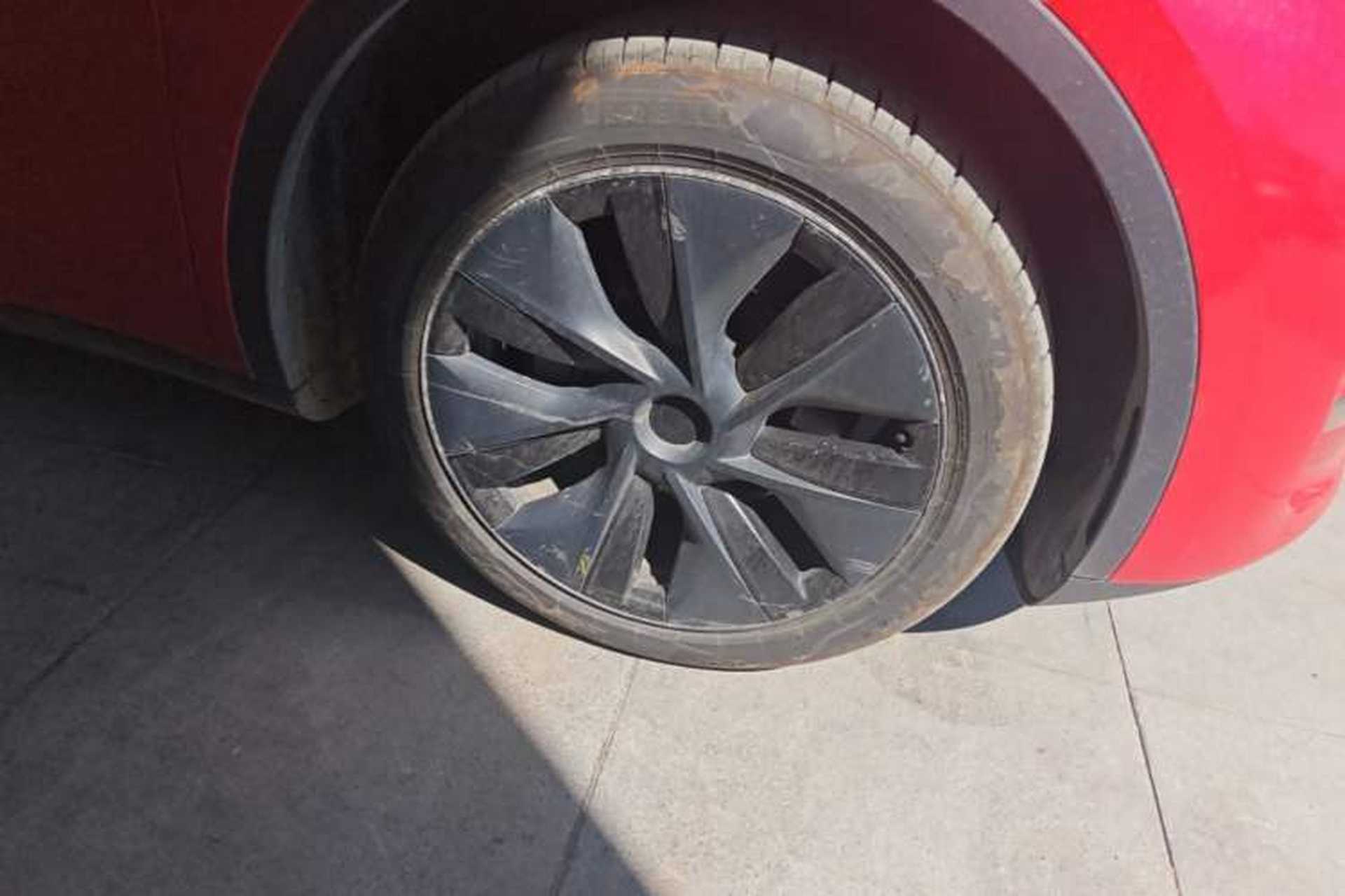 Used Tesla Model Y 2024 Long-Range All-Wheel-Drive Version Right Front Wheel Hub