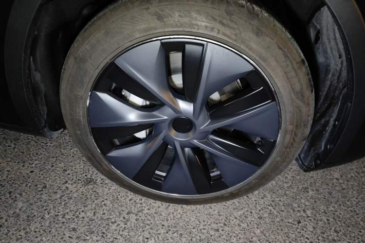 Used Tesla Model Y 2024 Rear-Wheel-Drive Version Right Front Wheel Hub