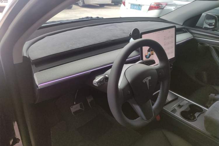 Used Tesla Model Y 2024 Long-Range All-Wheel-Drive Version Center Console