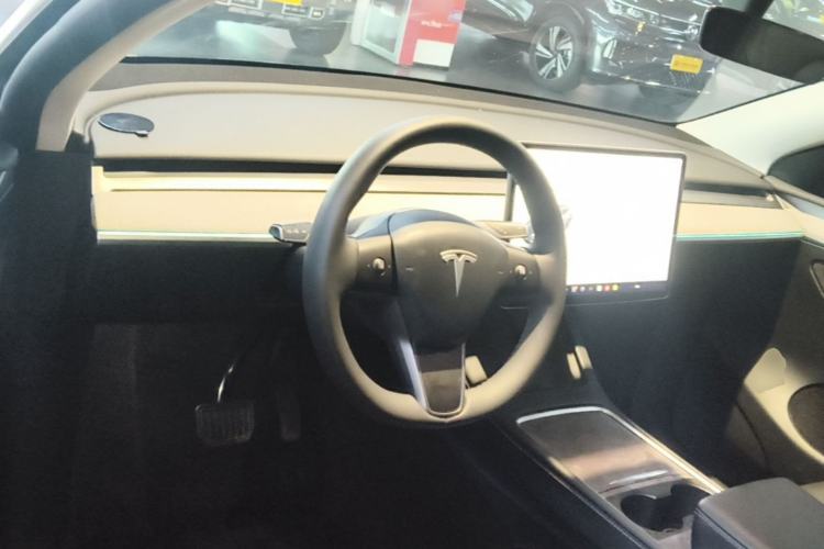 Used Tesla Model Y 2024 Long-Range All-Wheel-Drive Version Center Console