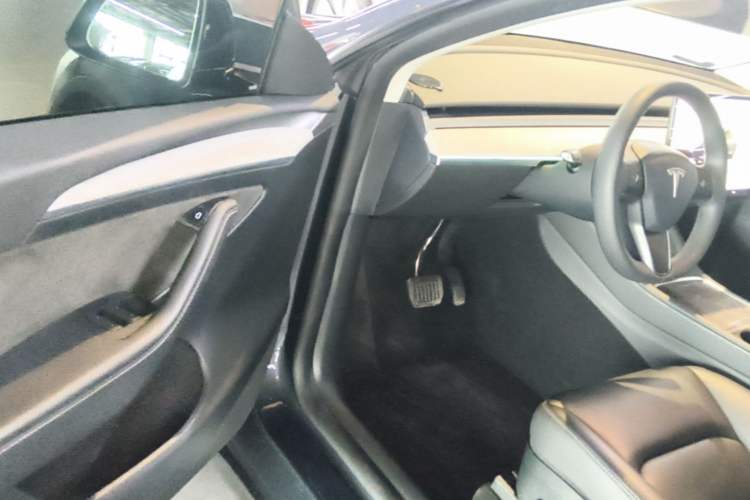 Used Tesla Model Y 2024 Long-Range All-Wheel-Drive Version Driver Seat