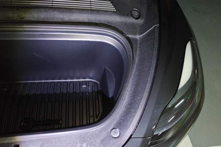 Used Tesla Model Y 2024 Rear-Wheel-Drive Version Engine Bay Left