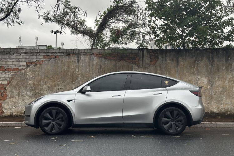 Used Tesla Model Y 2024 Long-Range All-Wheel-Drive Version Exterior 3