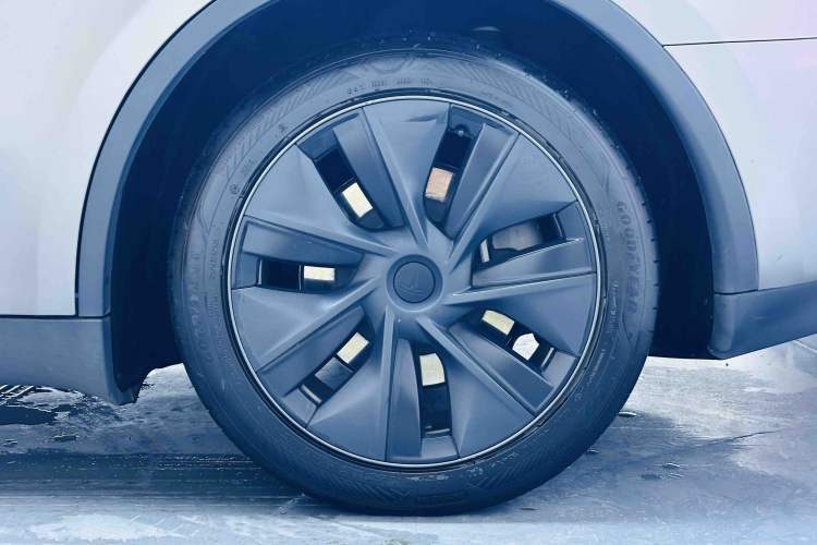 Used Tesla Model Y 2024 Rear-Wheel-Drive Version Exterior 4
