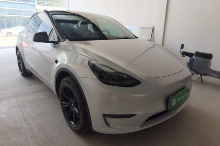 Used Tesla Model Y 2024 Long-Range All-Wheel-Drive Version Front Right 45 Deg