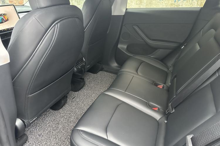 Used Tesla Model Y 2024 Long-Range All-Wheel-Drive Version Interior 4