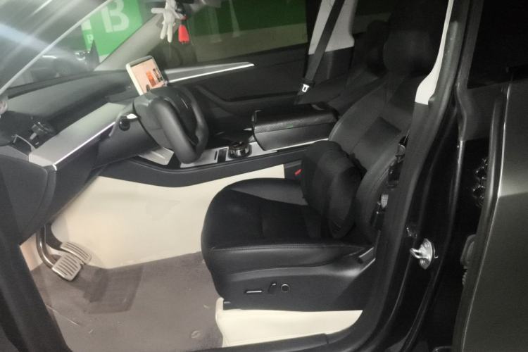 Used Tesla Model Y 2024 Long-Range All-Wheel-Drive Version Left Front Seat