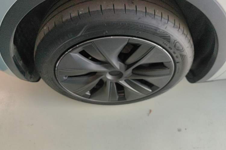 Used Tesla Model Y 2024 Rear-Wheel-Drive Version Left Front Wheel Hub