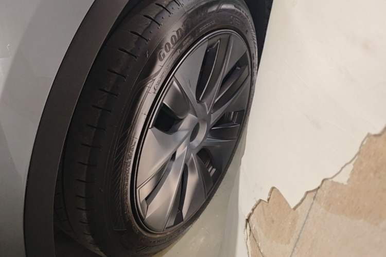 Used Tesla Model Y 2024 Rear-Wheel-Drive Version Left Front Wheel Hub
