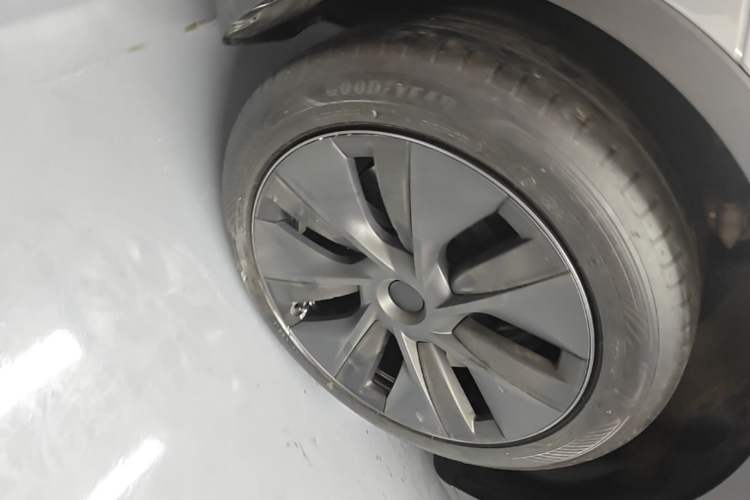 Used Tesla Model Y 2024 Rear-Wheel-Drive Version Left Front Wheel Hub