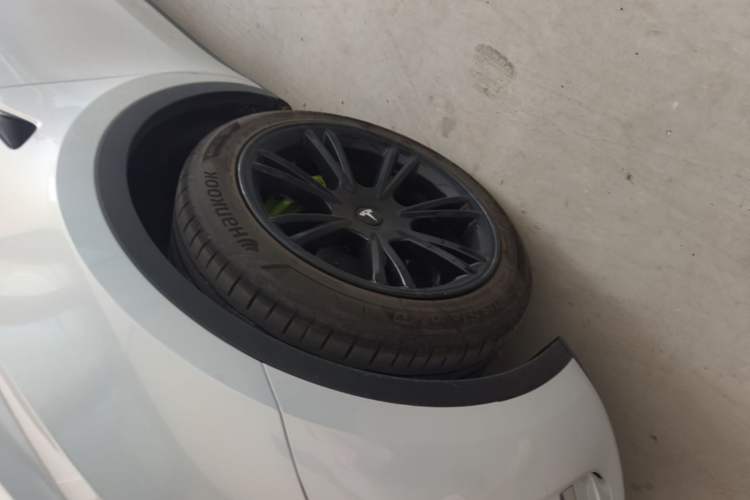 Used Tesla Model Y 2024 Long-Range All-Wheel-Drive Version Left Front Wheel Hub