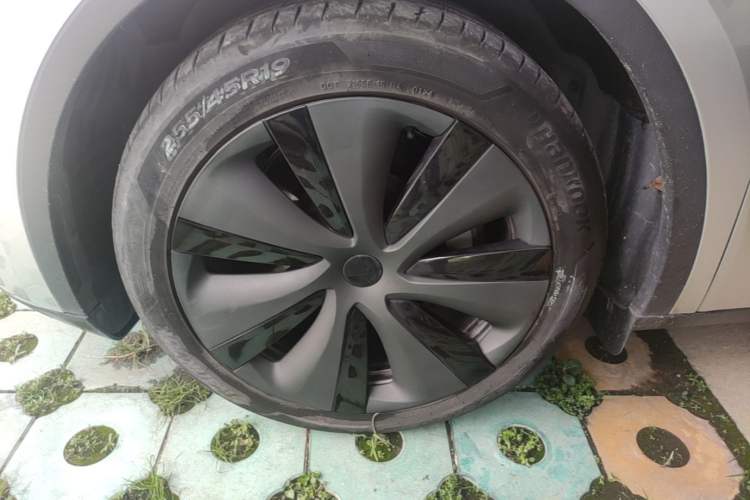 Used Tesla Model Y 2024 Long-Range All-Wheel-Drive Version Left Front Wheel Hub