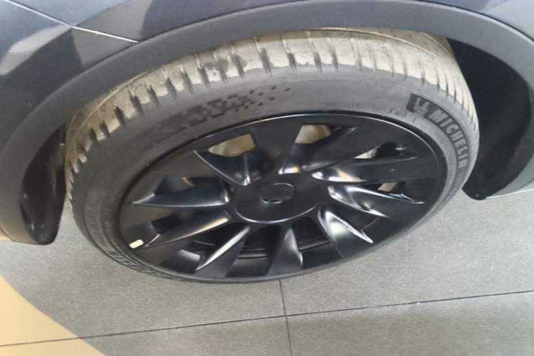 Used Tesla Model Y 2024 Long-Range All-Wheel-Drive Version Left Front Wheel Hub