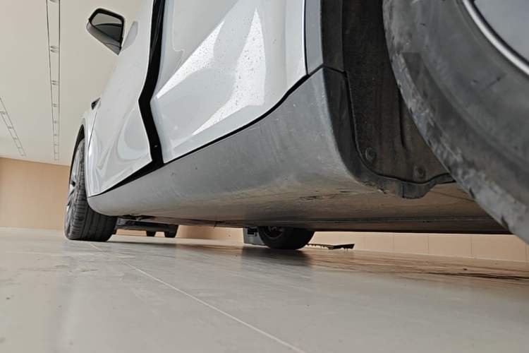 Used Tesla Model Y 2024 Rear-Wheel-Drive Version Left Side Sill