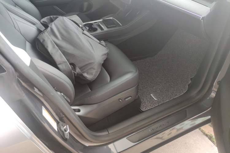 Used Tesla Model Y 2024 Long-Range All-Wheel-Drive Version Right Front Seat