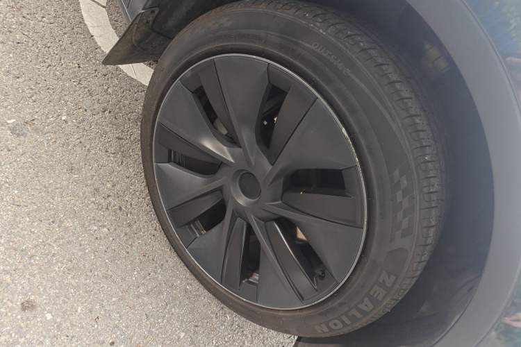 Used Tesla Model Y 2024 Long-Range All-Wheel-Drive Version Right Front Wheel Hub