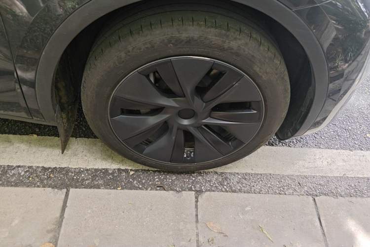 Used Tesla Model Y 2024 Rear-Wheel-Drive Version Right Front Wheel Hub