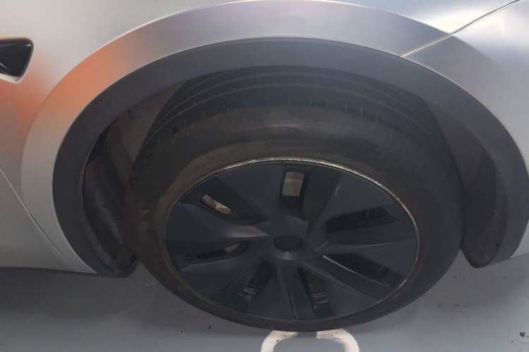 Used Tesla Model Y 2024 Rear-Wheel-Drive Version Right Front Wheel Hub