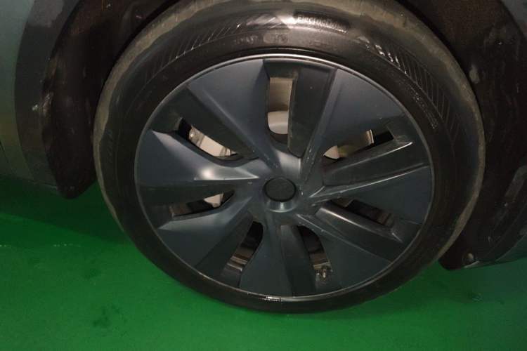 Used Tesla Model Y 2024 Rear-Wheel-Drive Version Right Front Wheel Hub