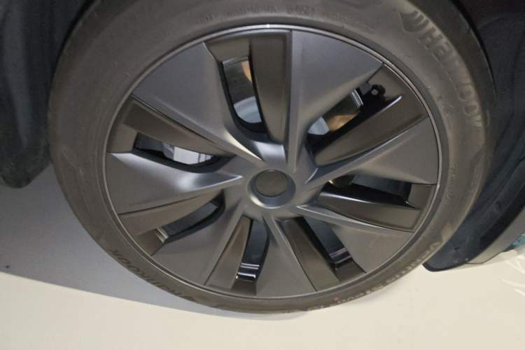 Used Tesla Model Y 2024 Long-Range All-Wheel-Drive Version Right Front Wheel Hub