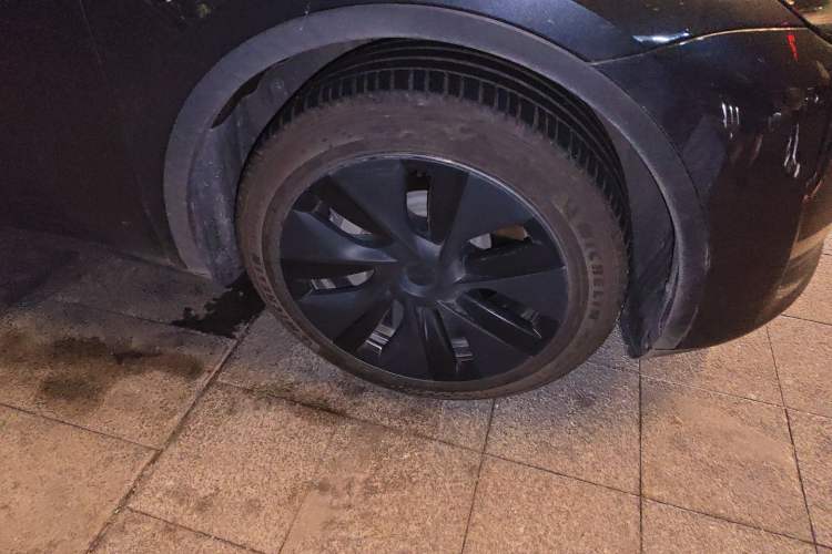 Used Tesla Model Y 2024 Long-Range All-Wheel-Drive Version Right Front Wheel Hub