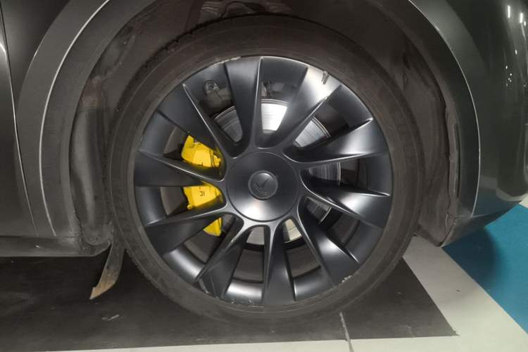 Used Tesla Model Y 2024 Long-Range All-Wheel-Drive Version Right Front Wheel Hub