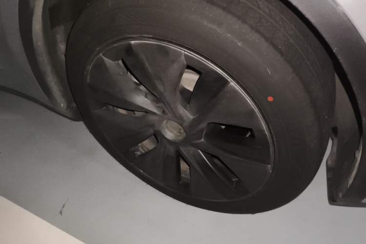 Used Tesla Model Y 2024 Long-Range All-Wheel-Drive Version Right Front Wheel Hub