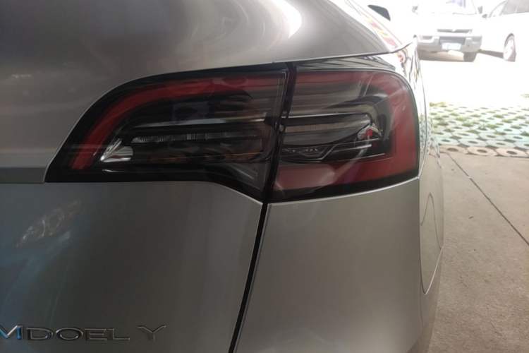 Used Tesla Model Y 2024 Long-Range All-Wheel-Drive Version Right Rear Taillight