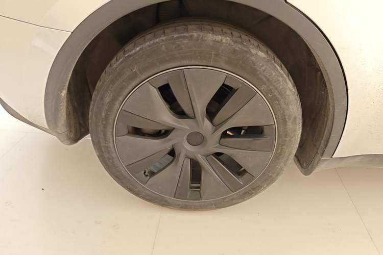 Used Tesla Model Y 2024 Rear-Wheel-Drive Version Right Rear Wheel Hub