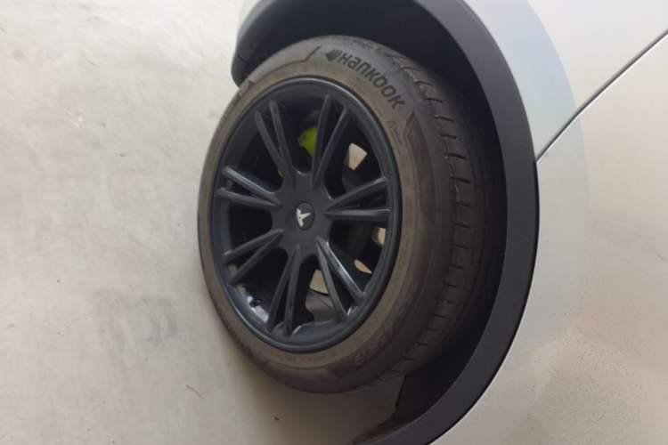 Used Tesla Model Y 2024 Long-Range All-Wheel-Drive Version Right Rear Wheel Hub