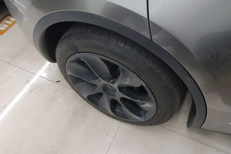 Used Tesla Model Y 2024 Rear-Wheel-Drive Version Right Rear Wheel Hub