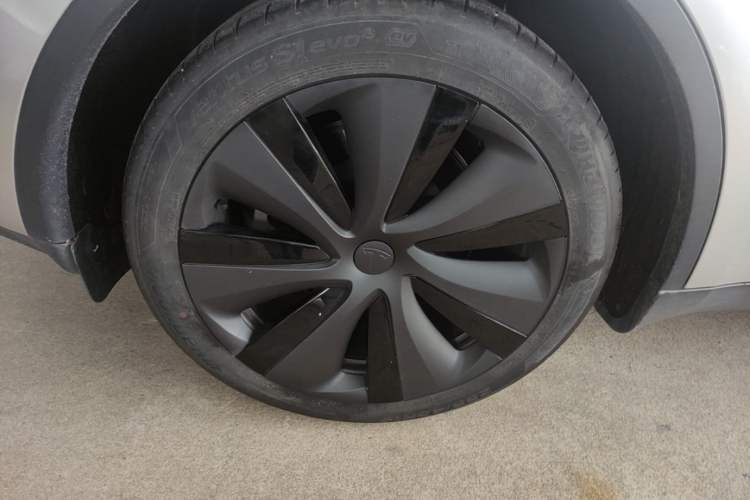 Used Tesla Model Y 2024 Long-Range All-Wheel-Drive Version Right Rear Wheel Hub