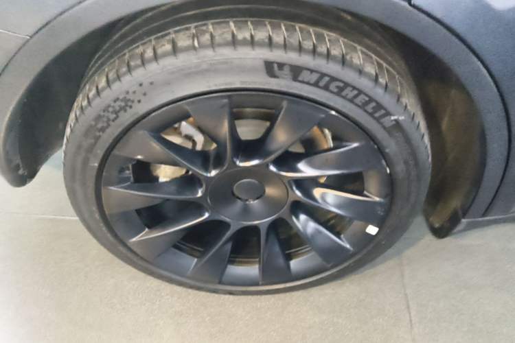Used Tesla Model Y 2024 Long-Range All-Wheel-Drive Version Right Rear Wheel Hub