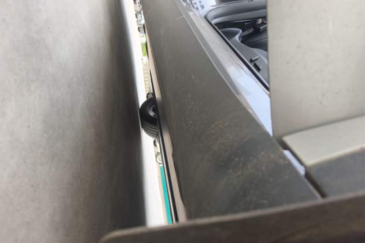 Used Tesla Model Y 2024 Long-Range All-Wheel-Drive Version Right Side Sill
