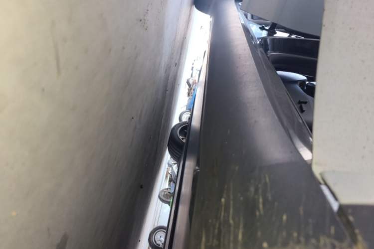 Used Tesla Model Y 2024 Long-Range All-Wheel-Drive Version Right Side Sill