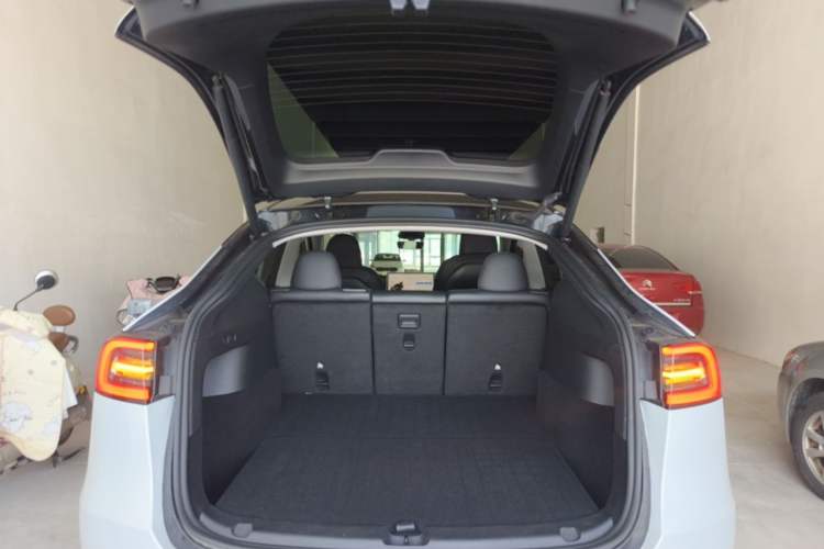 Used Tesla Model Y 2024 Long-Range All-Wheel-Drive Version Trunk