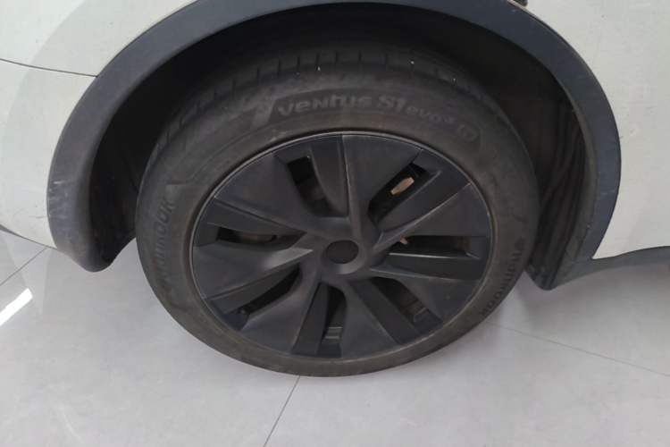 Used Tesla Model Y 2024 Long-Range All-Wheel-Drive Version Exterior 5
