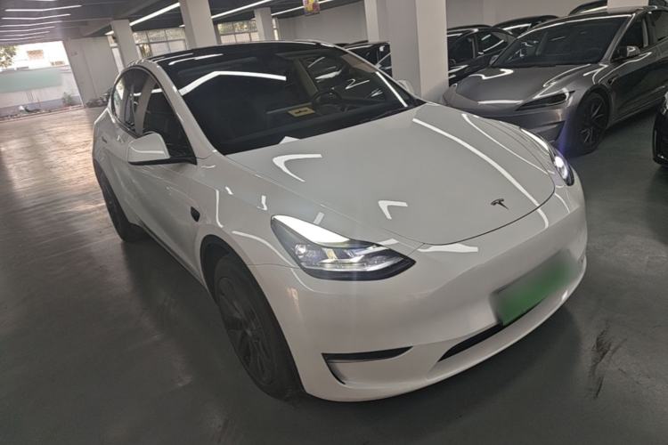 Used Tesla Model Y 2024 Long-Range All-Wheel-Drive Version Front Right 45 Deg