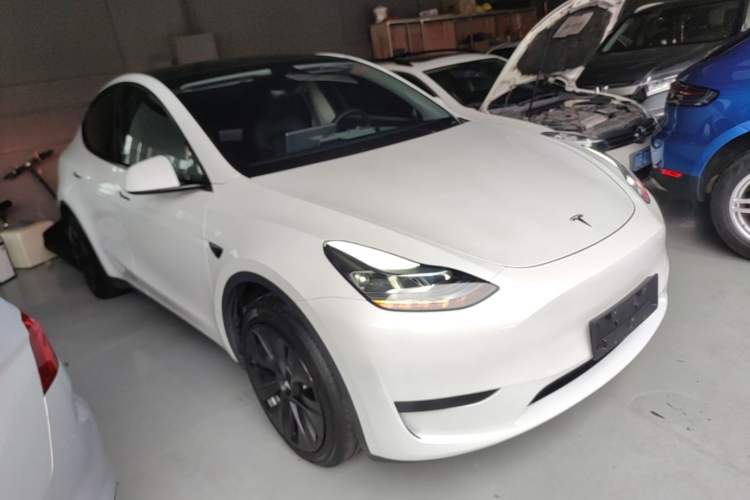 Used Tesla Model Y 2024 Rear-Wheel-Drive Version Front Right 45 Deg