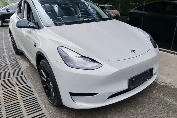 Used Tesla Model Y 2024 Rear-Wheel-Drive Version Front Right 45 Deg