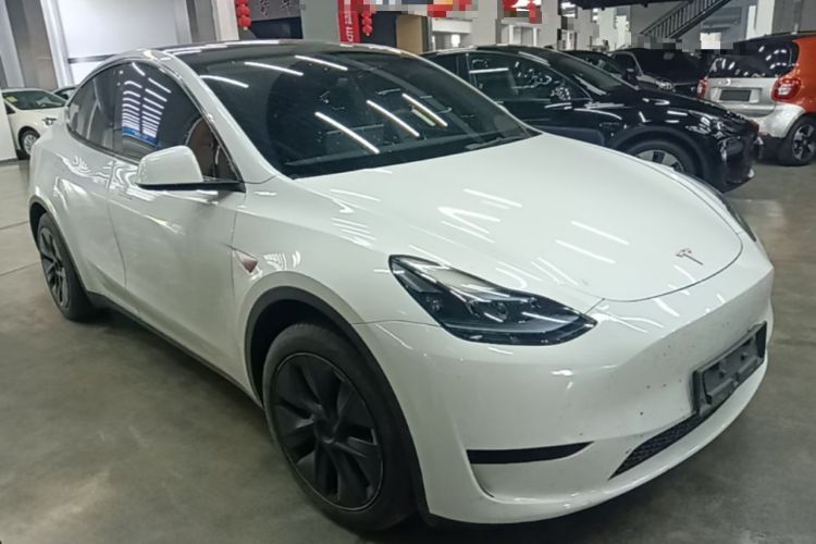 Used Tesla Model Y 2024 Rear-Wheel-Drive Version Front Right 45 Deg