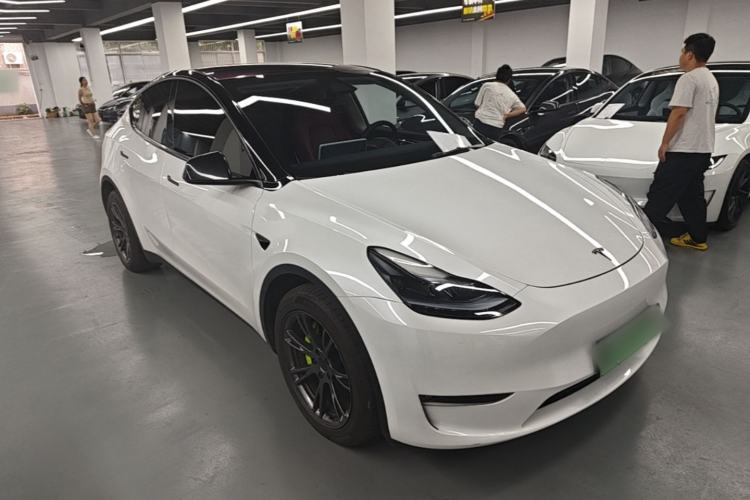 Used Tesla Model Y 2024 Long-Range All-Wheel-Drive Version Front Right 45 Deg
