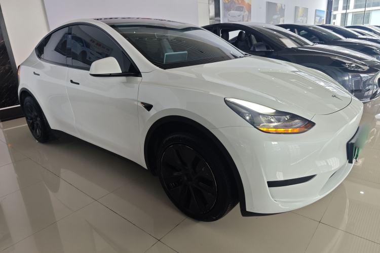 Used Tesla Model Y 2024 Rear-Wheel-Drive Version Front Right 45 Deg