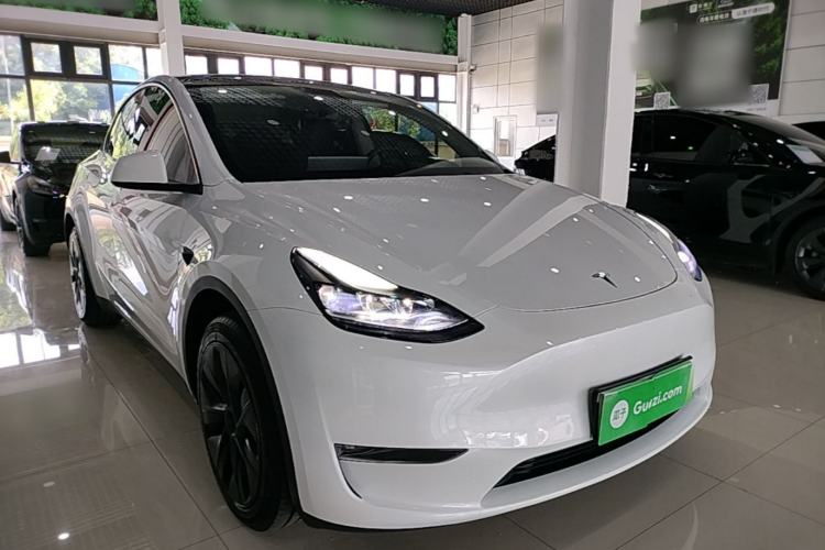 Used Tesla Model Y 2024 Long-Range All-Wheel-Drive Version Front Right 45 Deg